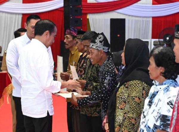 Presiden Jokowi Bagikan 10.300 Sertifikat Tanah di Banyuwangi, Jawa Timur