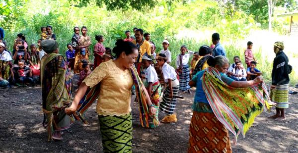Lestarikan Budaya Indonesia, Sejumlah Siswa SD Inpres Manumuti Lakukan Tarian Ma'Ekat