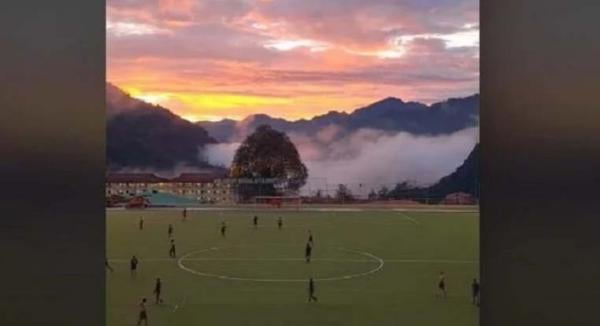 Viral! Keindahan Lapangan Sepak Bola Tembagapura Papua Diselimuti Lembayung Senja Bak Lukisan