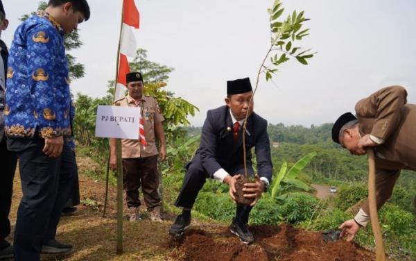 Peringatan Hardiknas, Pj Bupati Bogor Asmawa Tosepu Ajak ASN Lakukan Penanaman Pohon