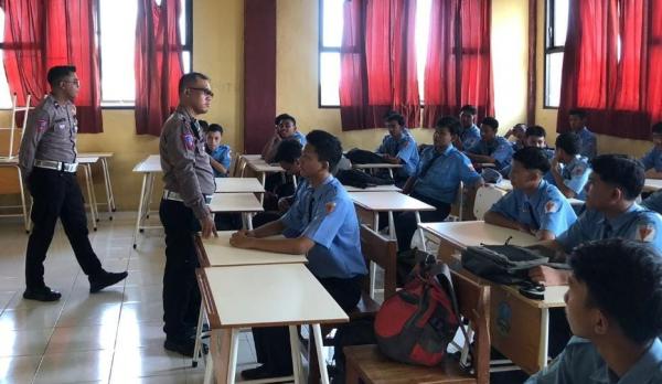Polisi Rangkul Pelajar SMKN 1 Duduk Sampean dalam Program Police Go to School, Begini Serunya