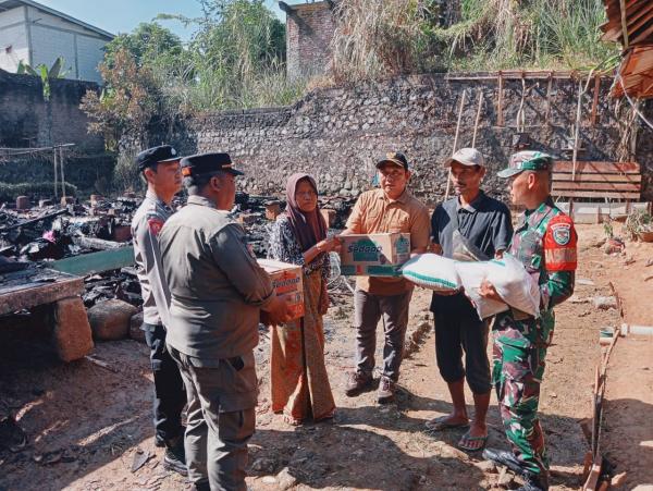 Korban Kebakaran di Talagasari di Sindangbarang Cianjur Dapat Bantuan Sembako