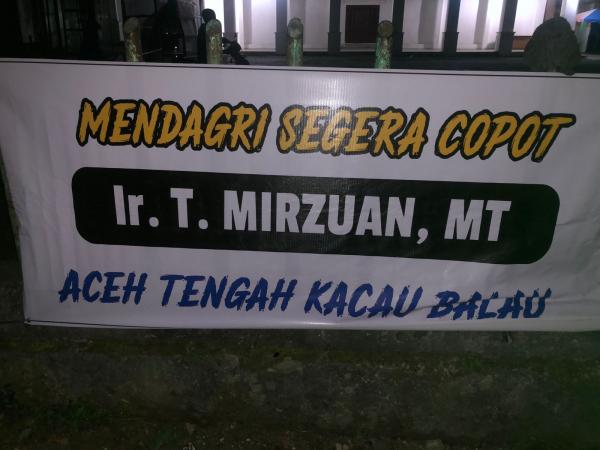 Spanduk Kritikan Terhadap PJ Bupati Aceh Tengah Terpampang di Takengon