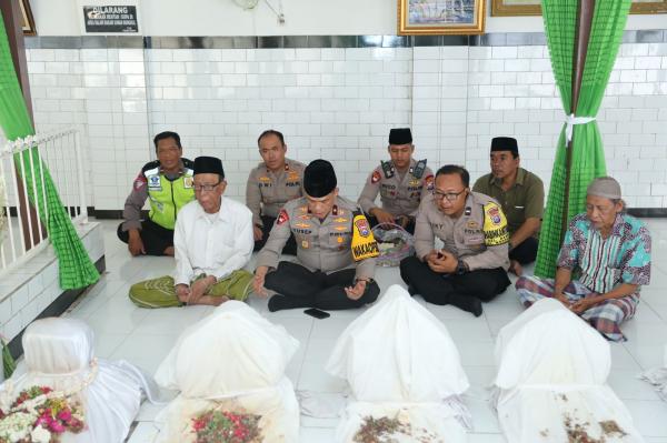 Jumat Religi, Wakapolda Jatim Sapa Warga Surabaya di Makam Sunan Bungkul Sambil Berziarah