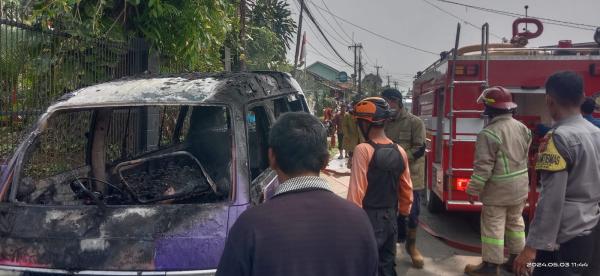 Detik-detik Angkot Sarat Penumpang Terbakar di Sukabumi