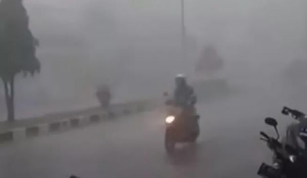 Hujan Badai akan Melanda Indonesia, Pengendara Motor Wajib Mewaspadai Bahaya Ini!