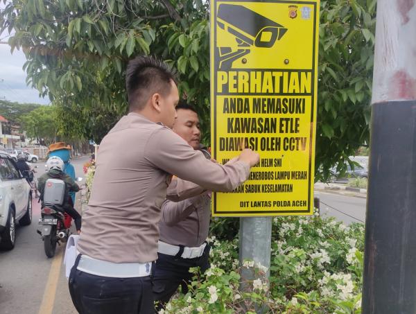 Ditlantas Polda Aceh Pasang Papan Rambu Peringatan ETLE di Sejumlah Traffic Light