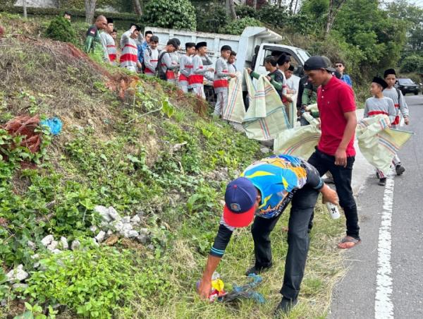 Antusiasme Siswa Warnai Aksi Pungut Sampah di Jalan Nasional Takengon-Bireuen
