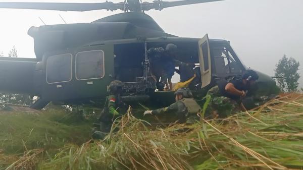 Pasukan Gabungan TNI Polri Berhasil Evakuasi Korban Penembakan OPM di Intan Jaya