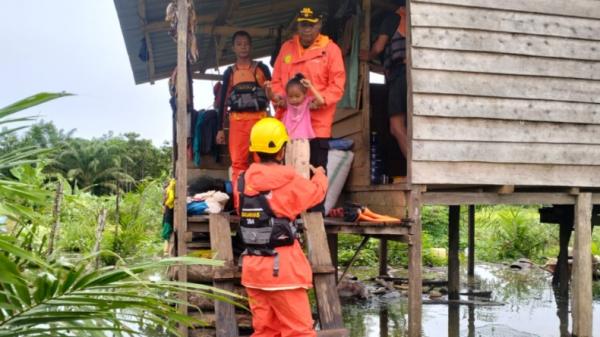 Ayah dan Anak Terjebak Banjir di Konawe Utara