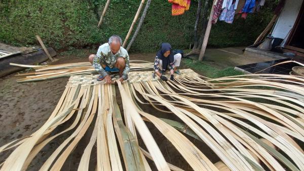 Pasangan Lansia di Salawu Tasikmalaya Ini Tetap Produktif, Isi Waktu dengan Membuat Anyaman Bambu