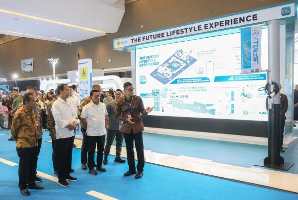 Dikunjungi Presiden Jokowi, Dirut PLN Paparkan Kesiapan Ekosistem Kendaraan Listrik di PEVS 2024