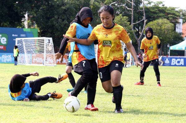 Bakti Olahraga Djarum Foundation Berburu Bibit Pemain Bola Wanita di Kandang Bonek