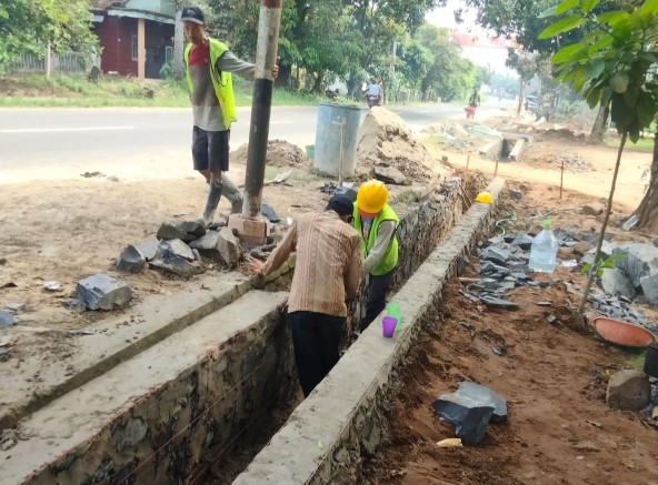 Semen Kemasan Karung 'Tepung Terigu' Digunakan Bangun Drainase di Ruas Jalan Nasional III