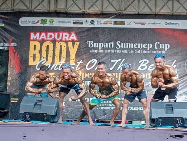 Pantai Slopeng Sumenep Dibanjiri Wisatawan, Ada Pesta Otot Madura Body Contest!