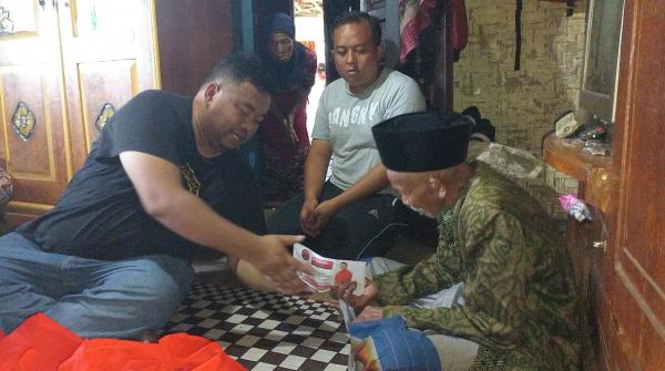 Rumah Lansia di Singajaya Kebakaran, Anggota DPRD Garut Berikan Bantuan
