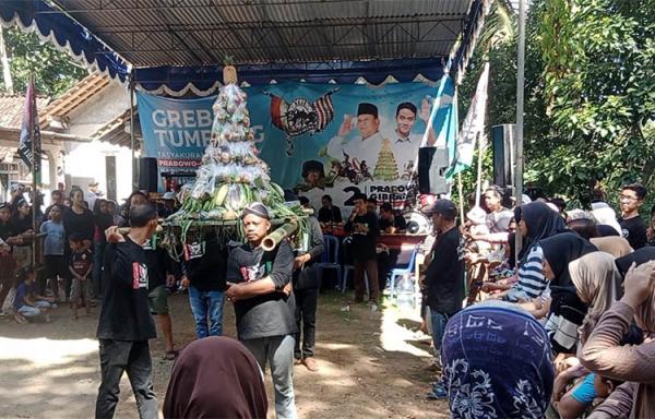 Tasyakuran Kemenangan Prabowo-Gibran, Relawan Rejo Semut Ireng DIY Gelar Gerebek Tumpeng