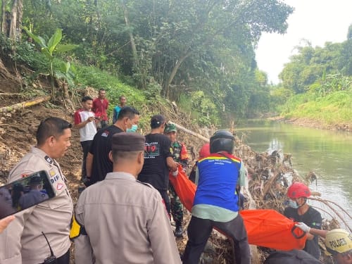 Sesosok Mayat Perempuan Muda Tanpa Busana Ditemukan di Sungai Mungkung Sragen