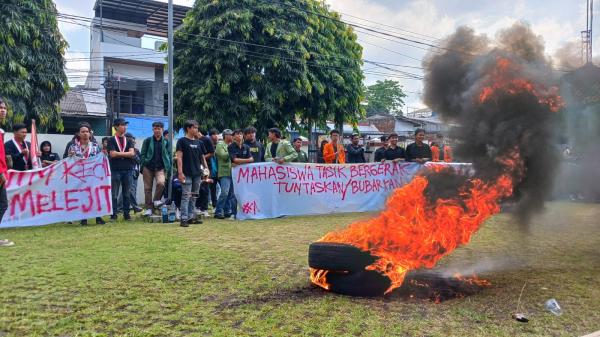 Mahasiswa Unjuk Rasa dan Bakar Ban di Depan DPRD Kota Tasikmalaya, Ini Tuntutannya