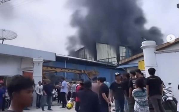 Pabrik Elektronik di Cikupa Tangerang Terbakar, 4 Unit dan 18 Anggota Pemadam Dikerahkan