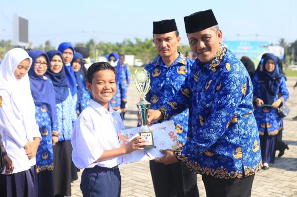 Peringati Hardiknas, Sekda Aceh Utara Serahkan Penghargaan untuk Sekolah dan Siswa Berprestasi