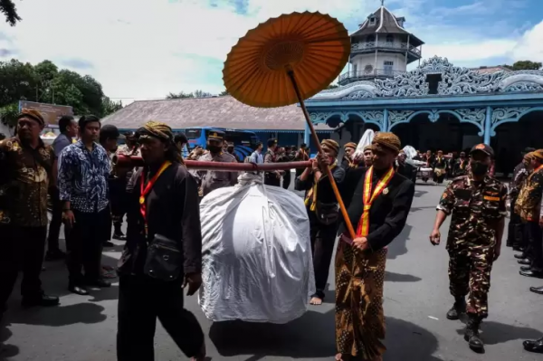 Perjanjian Giyanti, Pembagian Pusaka Kesultanan Mataram ke Surakarta dan Yogyakarta