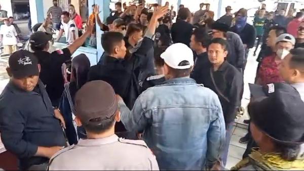 Ricuh, Demo Dugaan Sengketa Lahan Geruduk Kantor Camat Panimbang