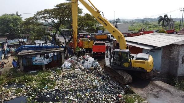 Tumpukan Sampah di  Sungai Cilemahabang Bekasi Dikeruk, Total Mencapai 50 Ton
