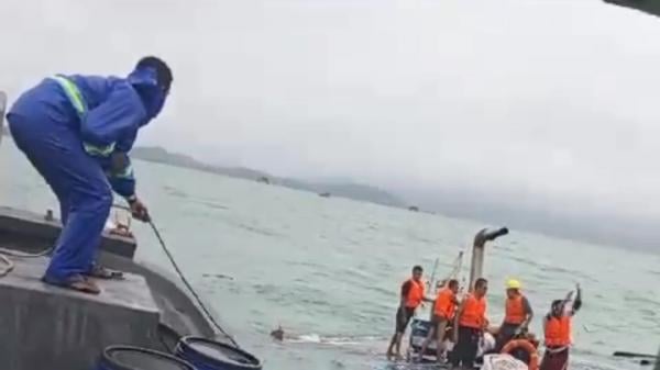 Dihantam Ombak, 5 ABK KM Budiman Terombang Ambing di Perairan Lingga