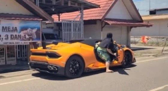 Pakai Lamborghini, Perempuan Berdaster Belanja di Warung Kelontong, Viral di Media Sosial