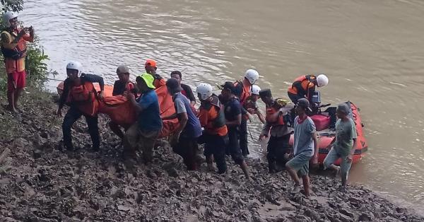 Polisi Bersama Tim Gabungan Temukan Remaja yang Tenggelam di Sungai Way Sekampung
