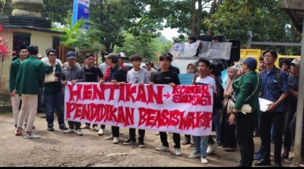 UNMA Banten Didemo Mahasiswa dan Alumni, Desak Dugaan Pungli KIP Diungkap