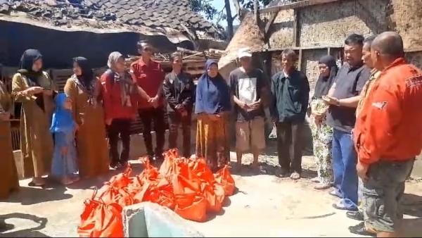 Tiga Rumah di Leles Rusak Berat Tertimpa Pohon, Anggota DPRD Garut Berikan Bantuan