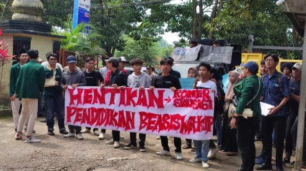 Mahasiswa dan Alumni UNMA Banten Gelar Unjuk Rasa di Halaman Kampus