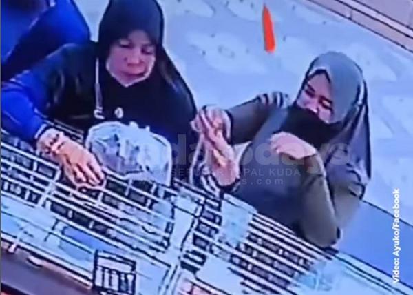 2 Emak-Emak Mencuri Kalung Emas di Leces Probolinggo Terekam CCTV