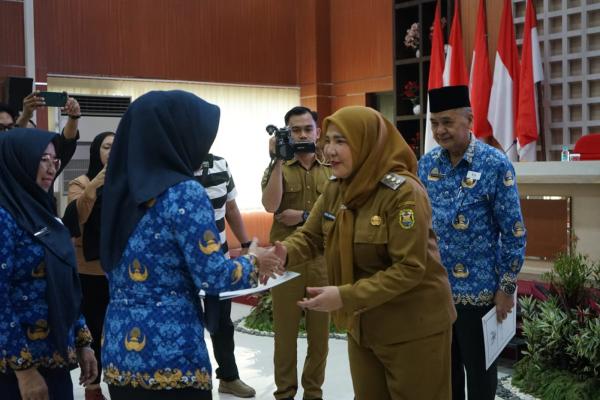 Wali Kota Bandar Lampung Beri Penghargaan dan Bantuan kepada PNS yang Memasuki Masa Pensiun
