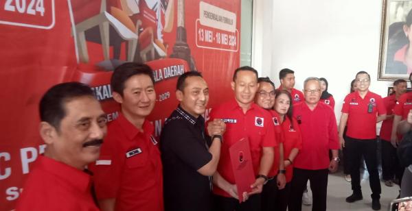 Diantar Puluhan Pendukungnya, Arnaz Ambil Formulir Pendaftaran Calon Wali Kota Semarang di DPC PDIP