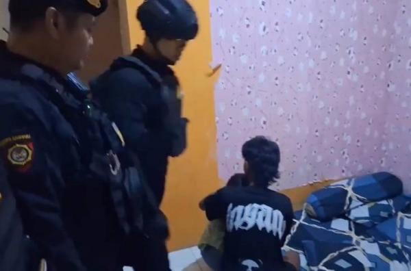 Lagi Asyik Bercumbu di Kamar Kos, Gadis di Jepara Ini Menangis saat Digerebek Polisi