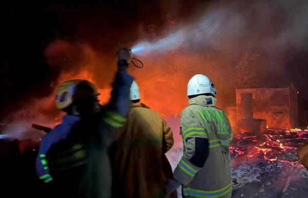 Kebakaran Melahap Dua Rumah, Uang dan Perhiasan Ludes Terbakar, Kerugian Ditaksir Ratusan Juta