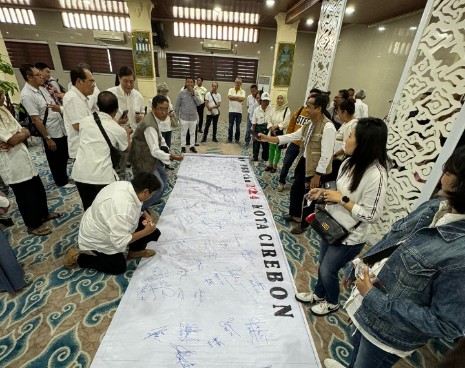 Kenaikan PBB Ugal - Ugalan, Warga Kota Cirebon Grudug Gedung DPRD Tandatangani Petisi Penolakan
