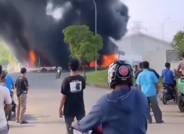 Kebakaran Landa 1 Pabrik di Delta Silicon Bekasi, 3 Unit Damkar Dikerahkan