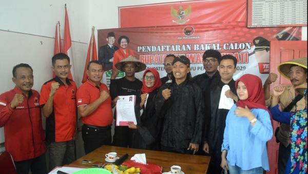DR.(Can)Nurul Hidayah Kembalikan Berkas PDIP dan Demokrat: Siap Bersaing di Pilkada Pringsewu 2024