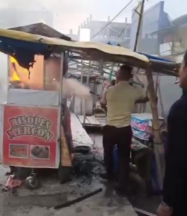 Diduga Akibat Tabung Gas Bocor Gerobak Penjual Risol di Labuan Ludes Terbakar