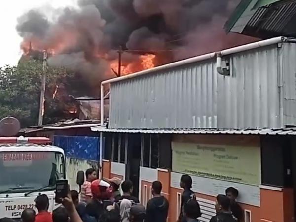 VIDEO: Kebakaran Hebat Melanda Pemukiman Padat Penduduk, Warga Histeris dan Panik