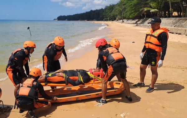 Basarnas Surabaya Gelar Pelatihan Water Rescue di Pantai Slopeng Sumenep