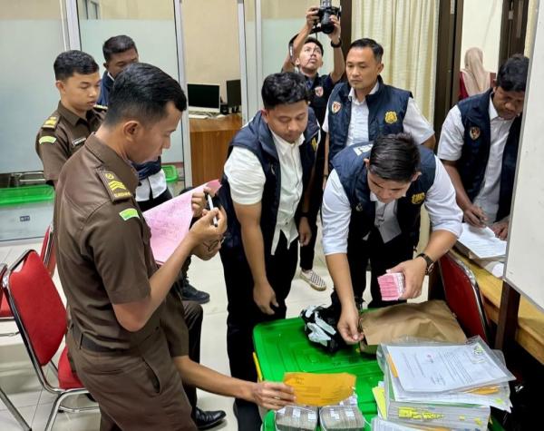 Penyidik Serahkan Tersangka dan Barang Bukti Kasus RS Regional Aceh Tengah ke Jaksa