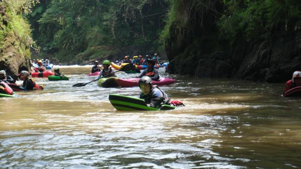 Penggiat Arus Deras Indonesia Jajal Sungai Cimanuk Garut