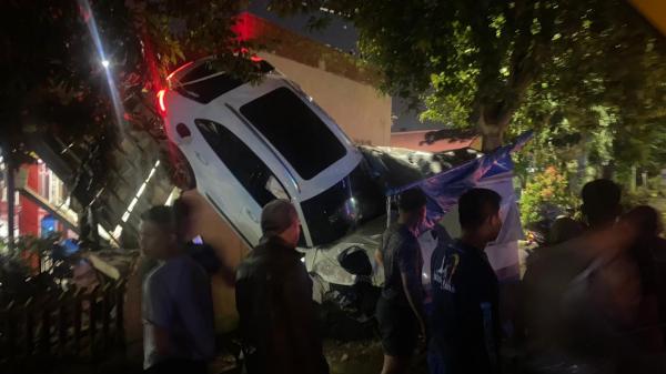 Polisi Periksa Pengemudi Mobil Sport Porsche yang Nyangkut di Pagar Samapta Polrestabes Medan
