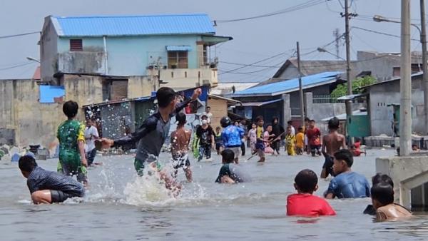 Miris, Remaja di Belawan Tawuran Ditengah Banjir Rob