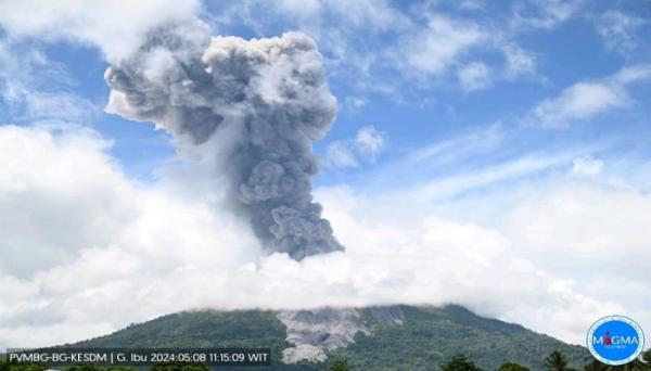 Badan Geologi Catat Gunung Ibu Alami Erupsi 2 Kali Hari Ini, Status Level Awas